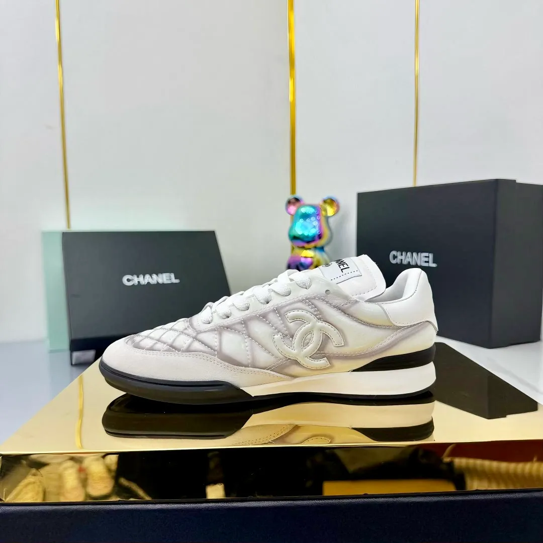 👟👟Ex-factory price 640👟👟 Top version Chanel Chanel - 2025 counter top casual sports shoes This sneaker is a classic design; the upper is electro-embroidered with a variety of techniques; the outsole is fashionable and sporty; it is unusual to incorporate a variety of color matching elements... The diversified mix and match is very beautiful and versatile, and can be used for leisure, fashion, sports and outdoor... ꫛꫀꪝ Go➫ Material: ❶The upper is made of: original cowhide ❷The inner lining is made of: original imported sheepskin ❸The outsole is based on: original TPU combination outsole Full set of boutique packaging for women 35–41 👉